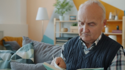 Een uur lezen op de bank verlaagt je dementierisico