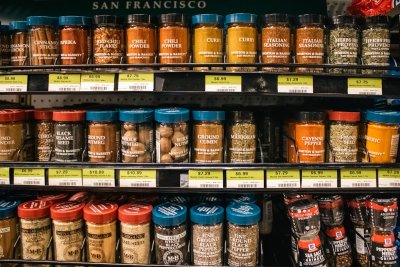 Bijna elk kruidenpotje bevat pesticiden die de EU verbiedt