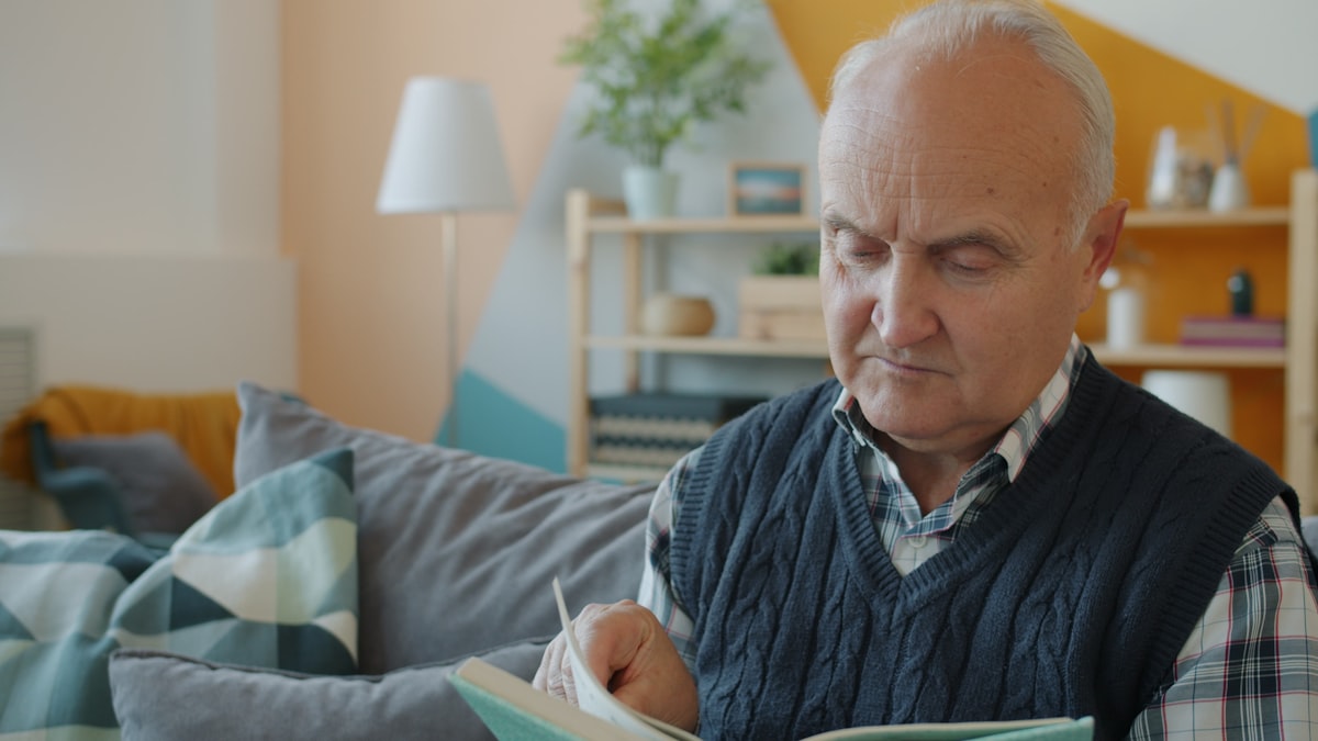 Een uur lezen op de bank verlaagt je dementierisico
