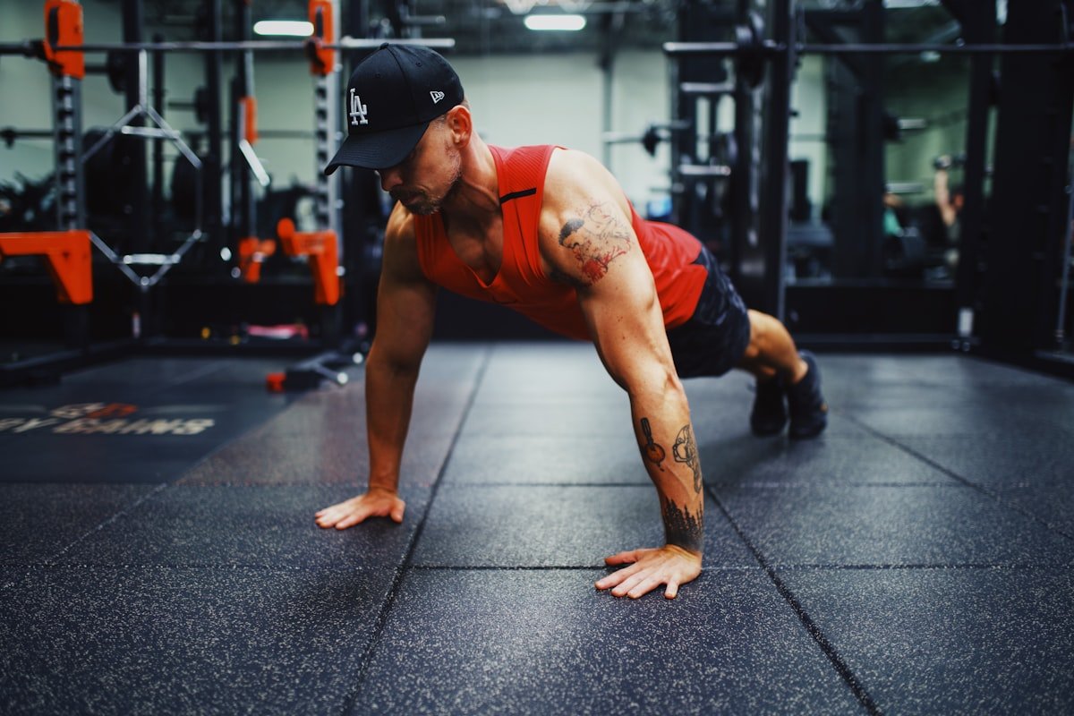 Waarom pushups vaak geen bredere borst opleveren